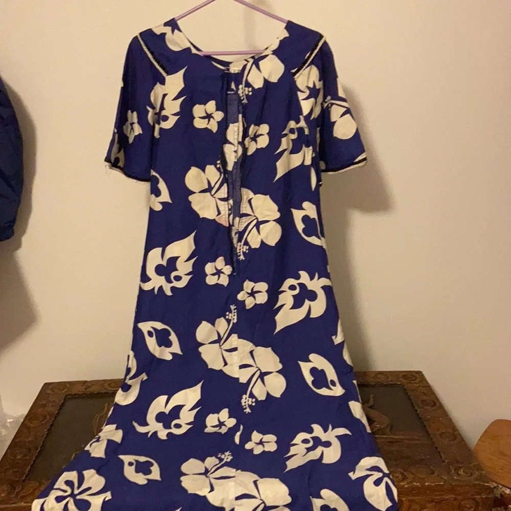 Vintage Hawaiian Muumuu - Picture 4 of 9